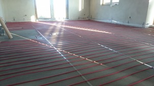 Elektryczne podłogowe ogrzewanie akumulacyjne - etap przed wylaniem betonu
